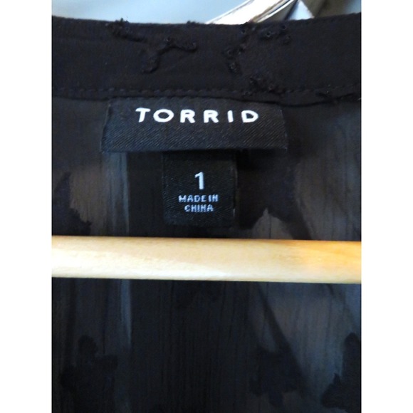 Torrid Black Semi Sheer Sleeveless Button-Down Blouse w/ Star Detail in a Size 1 - Picture 2 of 7